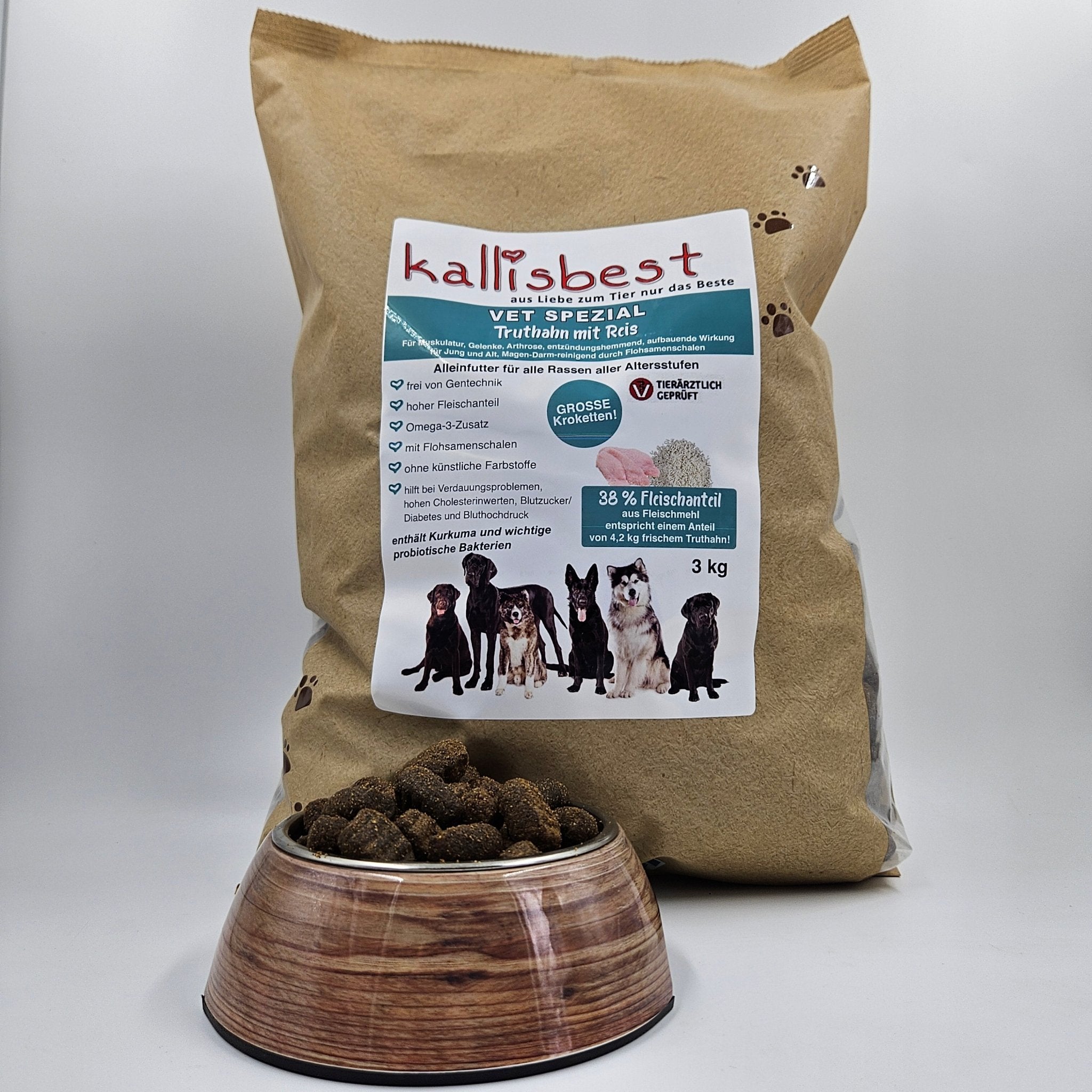 Kallisbest Trockenfutter für Hunde, große Kroketten mit Truthahn und Reis, in einer Schüssel serviert.