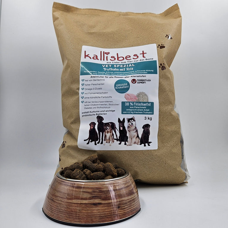 Kallisbest Trockenfutter für Hunde, große Kroketten mit Truthahn und Reis, in einer Schüssel serviert.