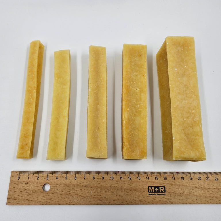 Himalaya Yak Kaukäse für Hunde von Kallisbest, 3 Stück in verschiedenen Größen von XS bis GIANT, auf einem weißen Hintergrund.