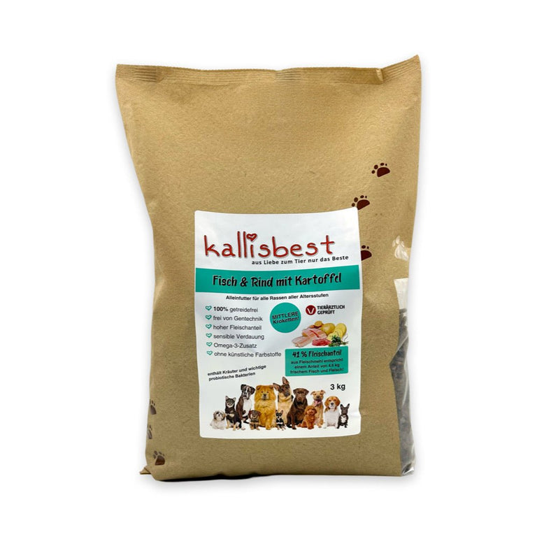 Kallisbest Fisch & Rind mit Kartoffel mittlere Kroketten für Hunde in einer Schüssel auf einem Holztisch.
