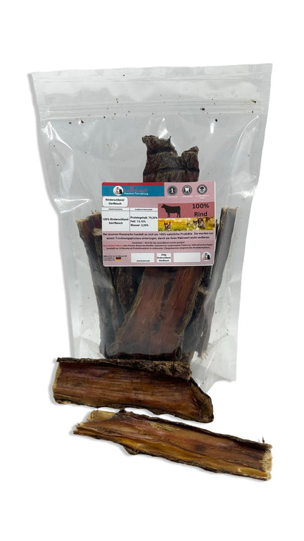 Rinderdörrfleisch von Kallisbest, gesunde Kauartikel für Hunde, zeigt zwei Stücke des schmackhaften Snacks auf einem Holzbrett.
