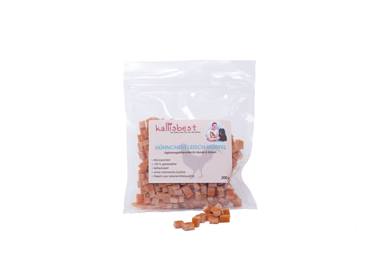 Hühnchenfleischwürfel für Hunde und Katzen in einer 200g Packung von Kallisbest Neu, auf einem neutralen Hintergrund.