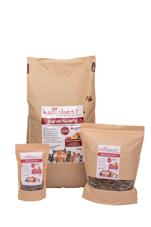 Kallisbest Rind mit Kartoffel mittlere Kroketten für Hunde, trockenes Hundefutter in einer Schüssel mit Kroketten.