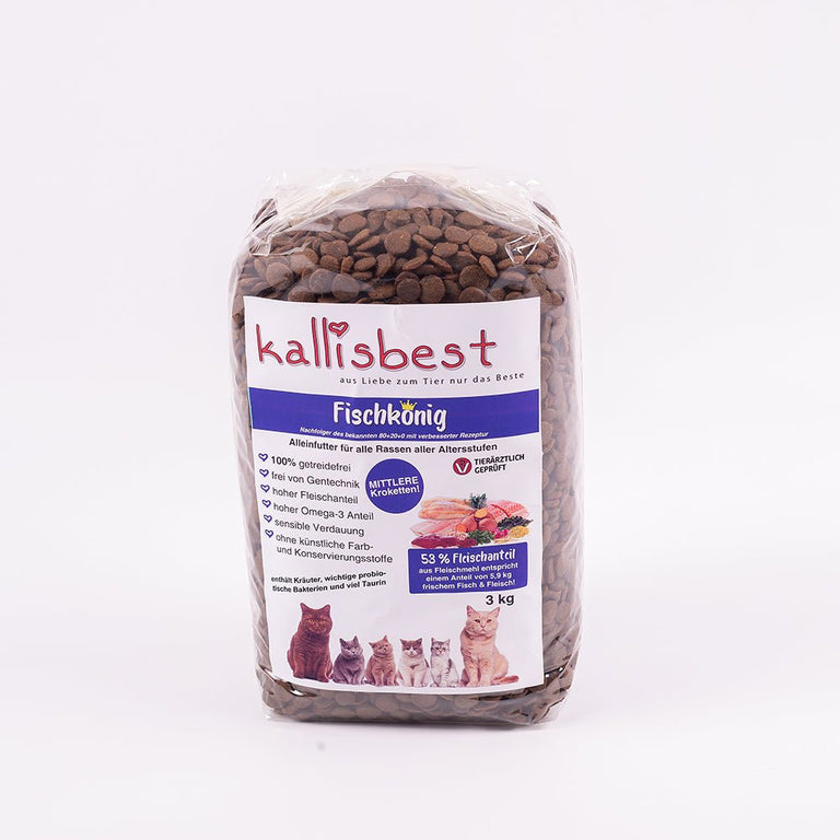 Kallisbest Fischkönig Trockenfutter für Katzen mit großen Kroketten in einer 3 kg Verpackung, Katze vor der Futtertüte.