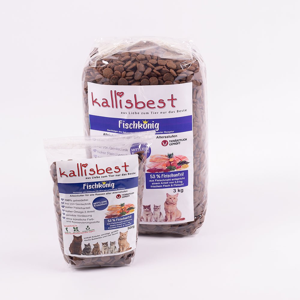 Kallisbest Fischkönig für Katzen, große Kroketten in einer 500g Packung, mit einer Katze, die das Futter ansieht.