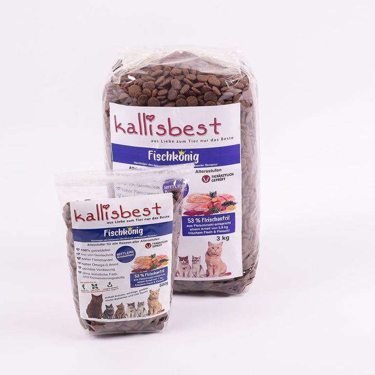 Kallisbest Fischkönig für Katzen, große Kroketten in einer 500g Packung, mit einer Katze, die das Futter ansieht.